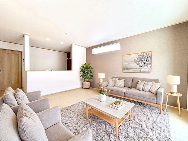 ご家族の賑やかな話し声で包まれる明るいリビング  ※家具はCGです