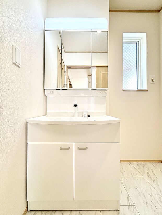 大きく見やすい三面鏡で清潔感ある洗面台は、身だしなみチェックや肌のお手入れにおすすめです。 