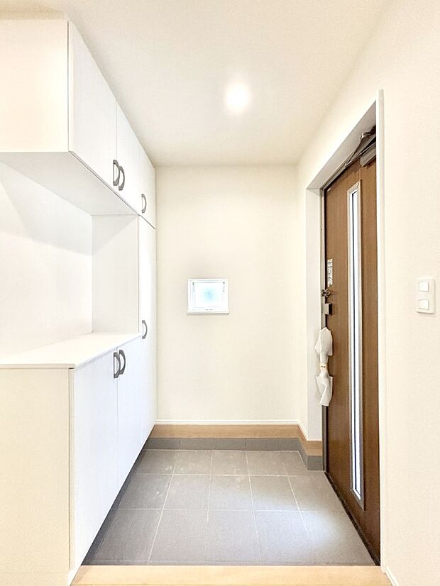 明るい玄関はお客様をお出迎えするのにぴったりです！ 