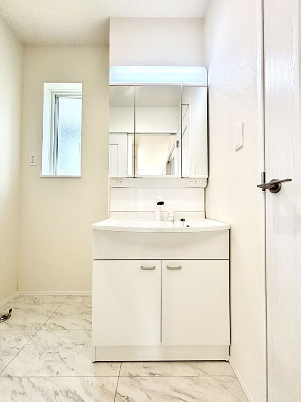 大きく見やすい三面鏡で清潔感ある洗面台は、身だしなみチェックや肌のお手入れにおすすめです。 