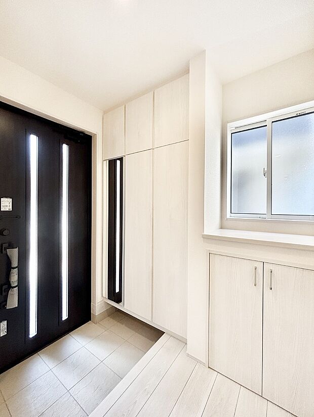 明るい玄関はお客様をお出迎えするのにぴったりです!