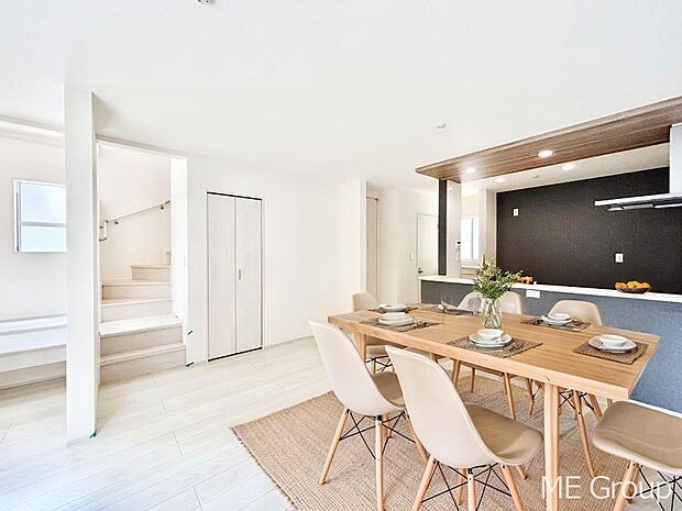 家族の和やかな会話が聞こえてきそう。開放感のあるリビングです。※家具はCGです