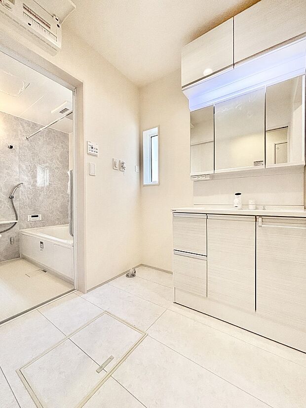 ゆとりの洗面スペースで朝の身支度もスムーズに