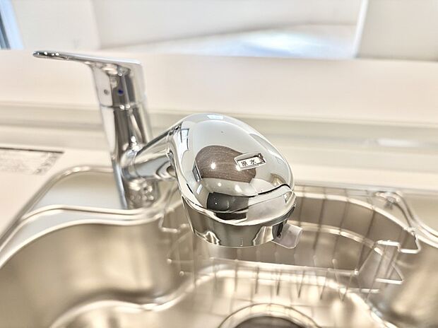 いつでも清潔なおいしいお水を。一つの水栓で水道水と浄水を使い分け。