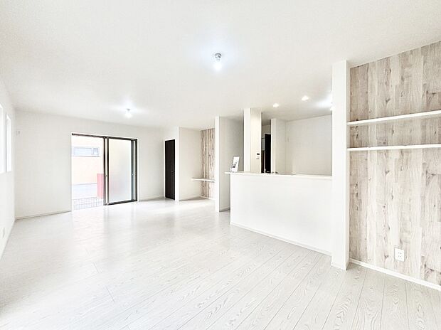 ナチュラルテイストの優しく柔らかい色使いのフローリングが素敵なリビングですね。