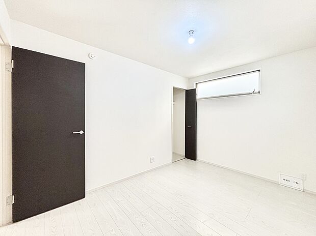 お子さまのお部屋としても!衣類の整理整頓に便利なクローゼット付きの洋室!