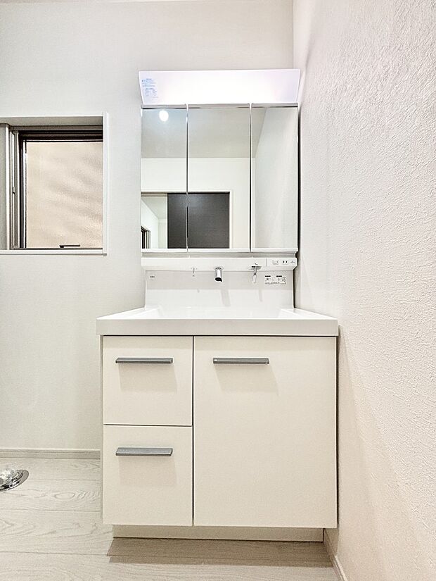 収納力と機能性に優れた洗面化粧台