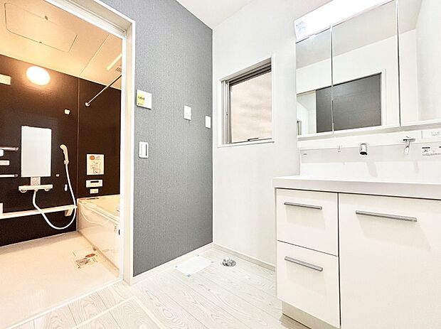 ゆとりの洗面スペースで朝の身支度もスムーズに