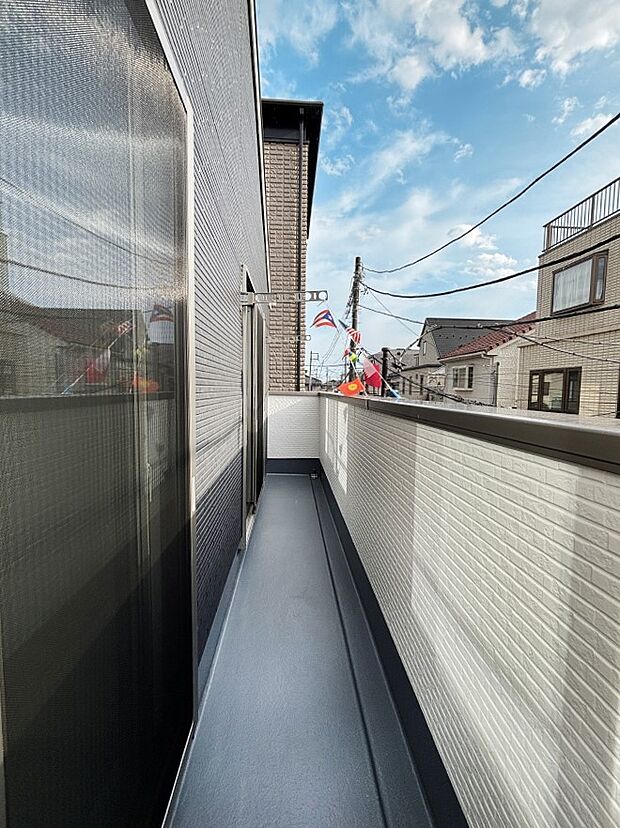 暖かな陽光が降り注ぐバルコニーはお洗濯におすすめ。爽やかな風も心地よいです。