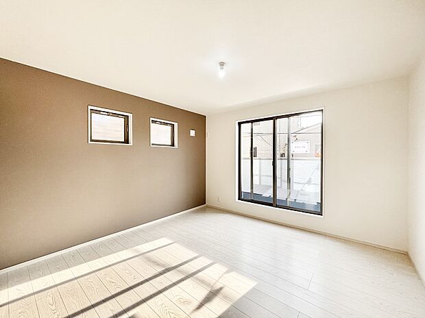 バルコニーが開放感をプラスしてくれる洋室