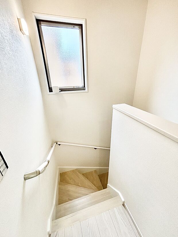 安全性を考慮し階段には手すりを設置しています