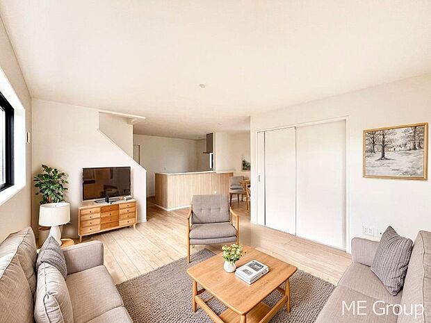 家族の和やかな会話が聞こえてきそう。開放感のあるリビングです。 ※家具はCGです