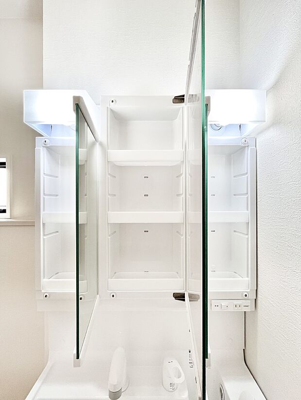 三面鏡の裏に、化粧品や衛生用品などを収納可能。洗面台をすっきりと保ちます！  