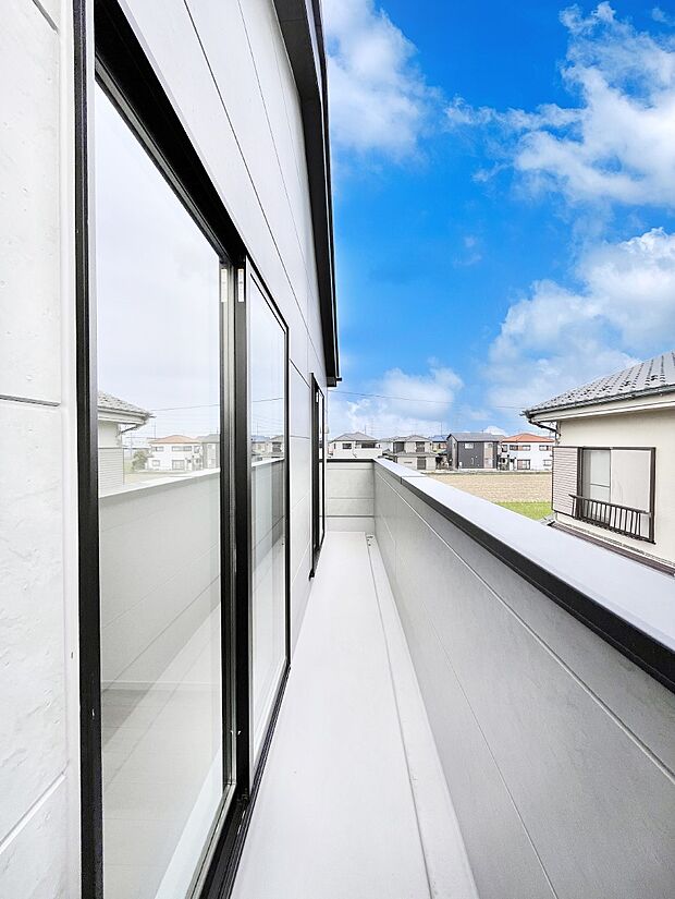 暖かな陽光が降り注ぐバルコニーはお洗濯におすすめ。爽やかな風も心地よいです。 