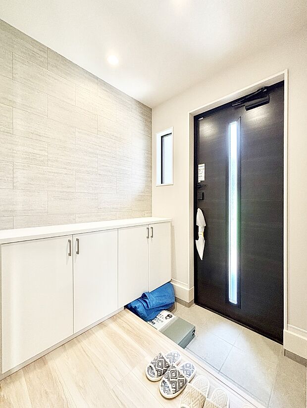 下駄箱はご家族の写真や季節のインテリアで飾り棚として演出できます