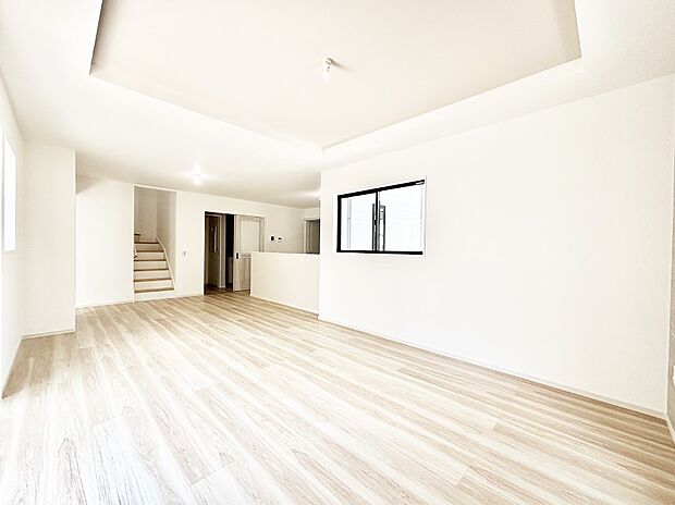 ご家族の賑やかな話し声で包まれる明るいリビング