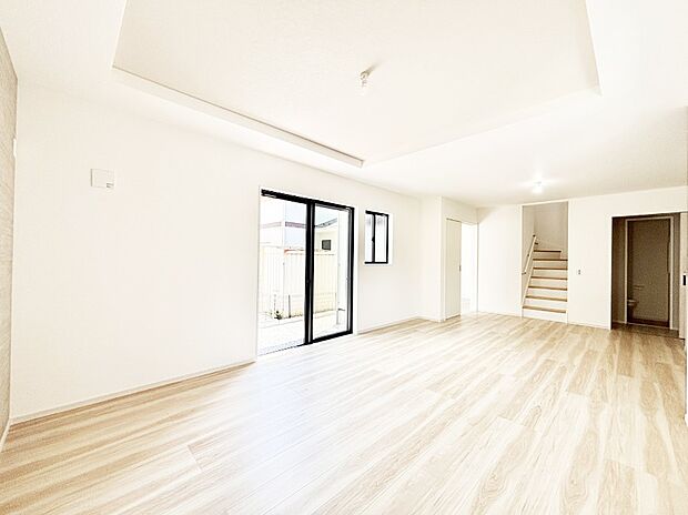 大きな窓からたっぷりの陽光と風を感じられるリビング