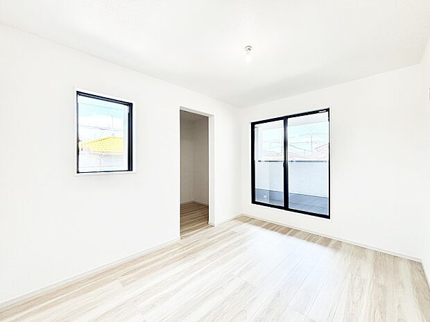 窓からのやさしい光が心地よいプライベートルーム