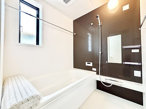 一日の疲れを癒してくれる明るい清潔感のあるバスルーム