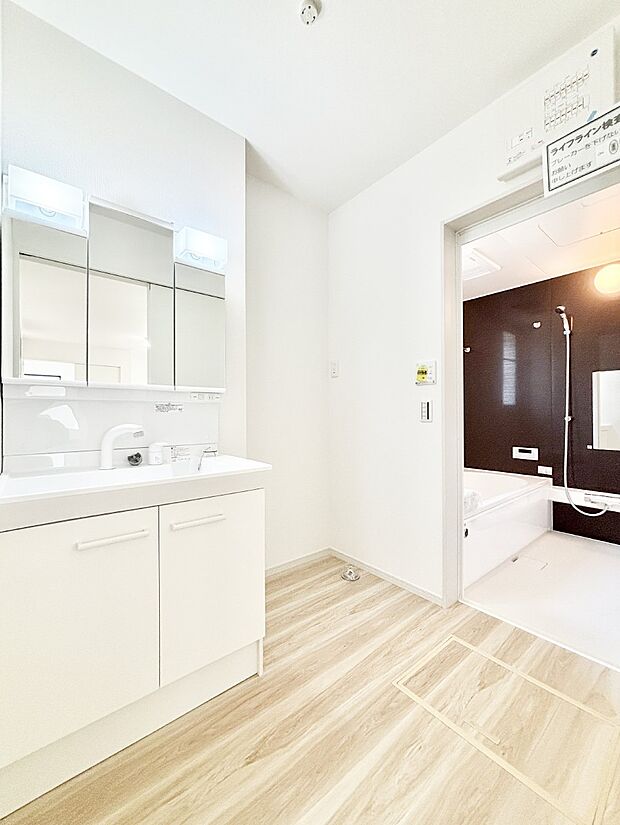 清潔感ある洗面化粧室で朝の身支度も快適