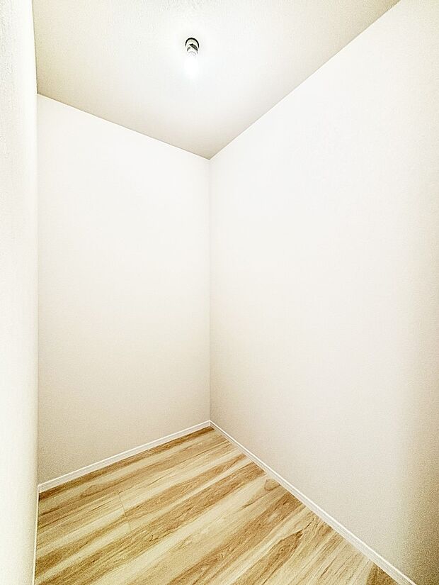 ウォークインクローゼットの活用で生活空間スッキリ