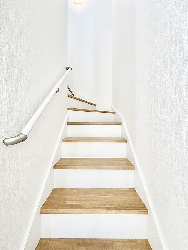 階段は手すり付きなので小さなお子さまやご高齢の方も安心です