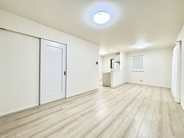 ご家族の賑やかな話し声で包まれる明るいリビング