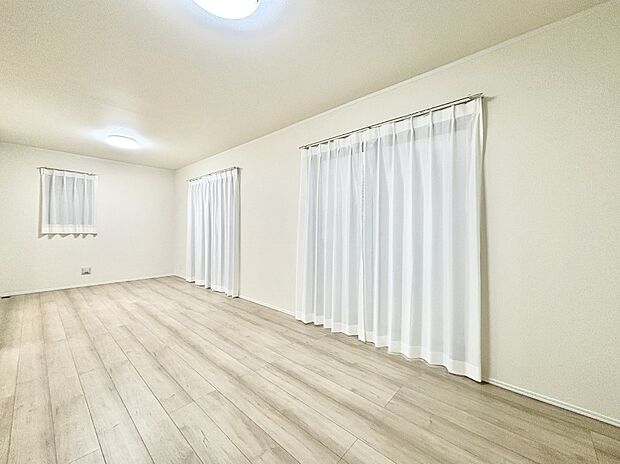 大きな窓からたっぷりの陽光と風を感じられるリビング