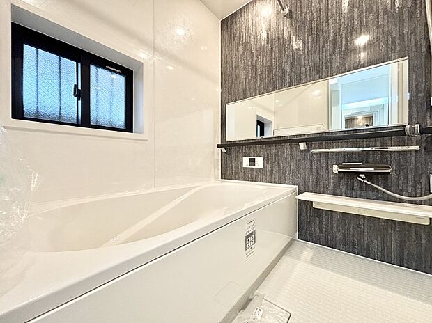 一日の疲れを癒してくれる明るい清潔感のあるバスルーム