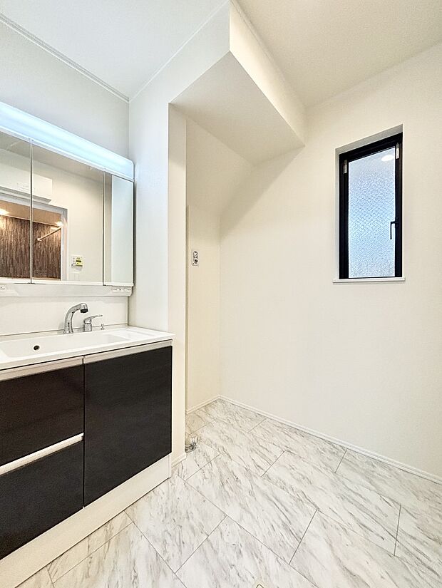 清潔感ある洗面化粧室で朝の身支度も快適