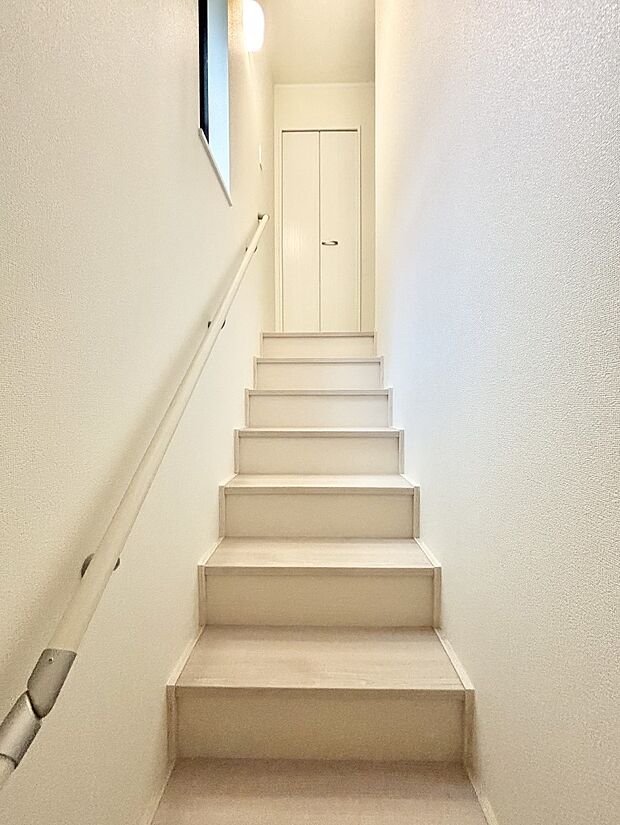 階段は手すり付きなので小さなお子さまやご高齢の方も安心です