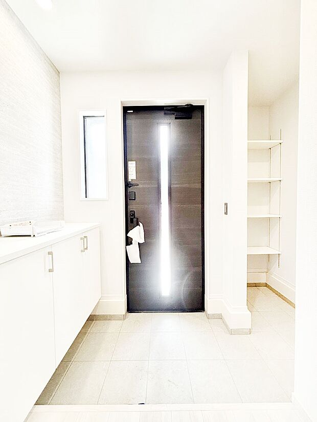 ご家族やお客様を気持ちよくお出迎え！広々空間が心地よい土間収納付き玄関。