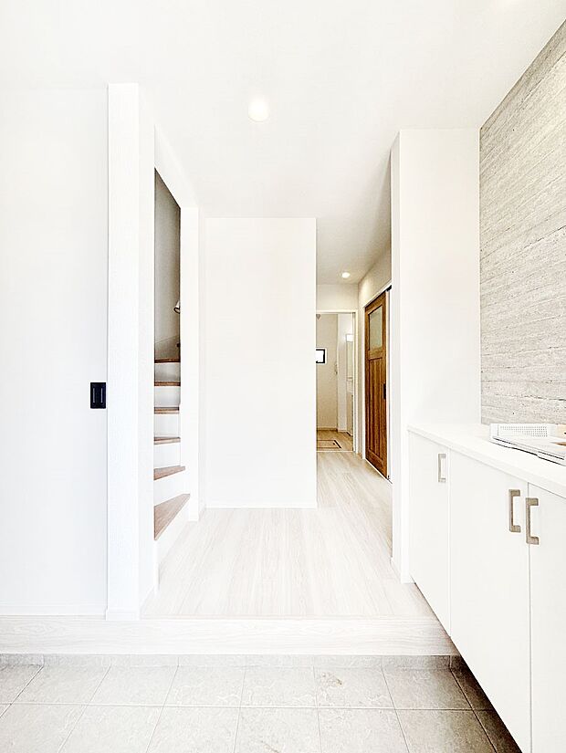 ご家族やお客様を気持ちよくお出迎えできる穏やかな雰囲気の玄関です。