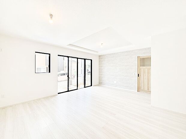 明るい陽光が注ぎ、寛ぎの雰囲気に満たされるリビングダイニング