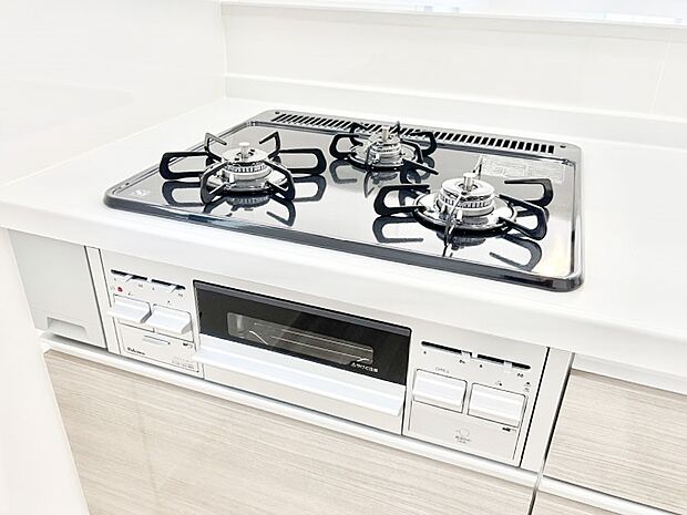 ガスコンロはＳｉセンサー搭載。火力調節や焦げ付き・消し忘れも防いでくれます。