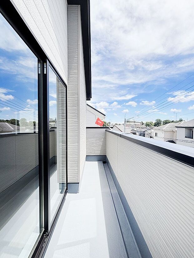 暖かな陽光が降り注ぐバルコニーはお洗濯におすすめ。爽やかな風も心地よいです。 