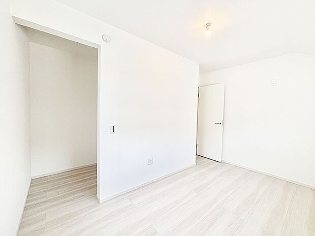 洋室にはWIC付き。スッキリとした空間でゆったり寛げます！