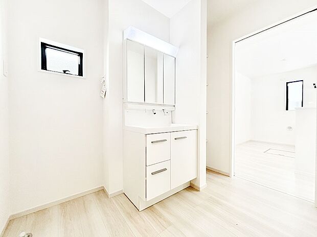 清潔感溢れるホワイトカラーを基調としたランドリースペース