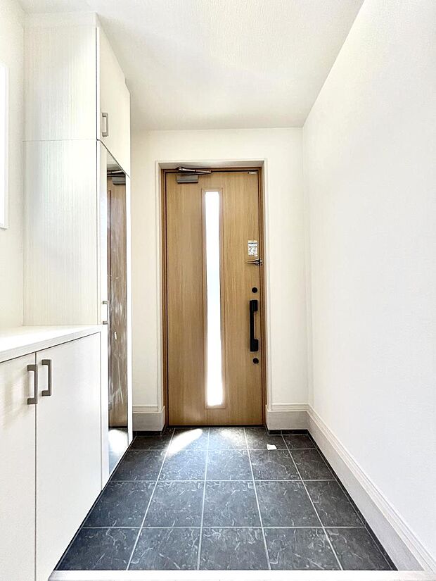 明るい玄関はお客様をお出迎えするのにぴったりです!