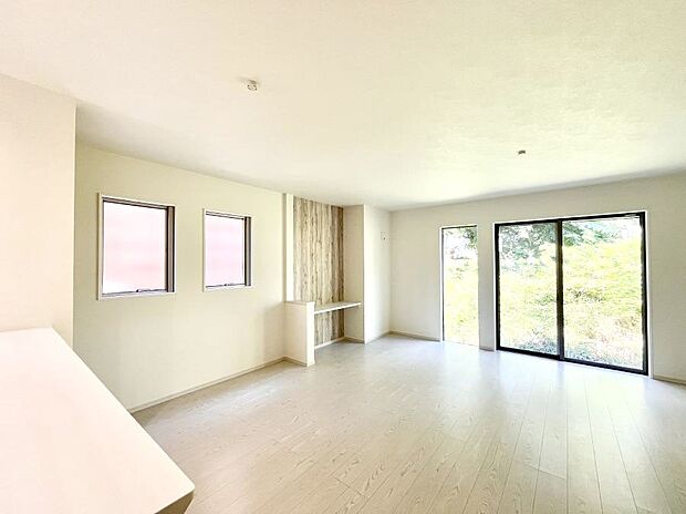 大きな窓からたっぷりの陽光と風を感じられるリビング