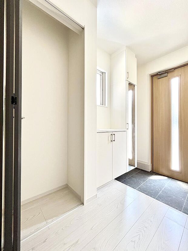 玄関ホール収納です。掃除道具やお出かけ用グッズの収納に便利です。