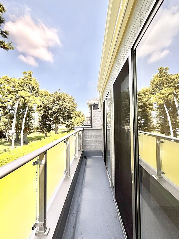 暖かな陽光が降り注ぐバルコニーはお洗濯におすすめ。爽やかな風も心地よいです。