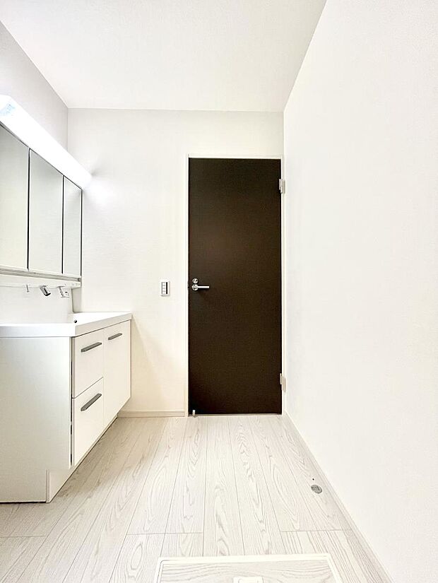 明るい洗面所は毎朝の身支度も楽しくできちゃいそうです。