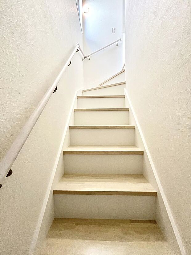 安全性を考慮し階段には手すりを設置しています