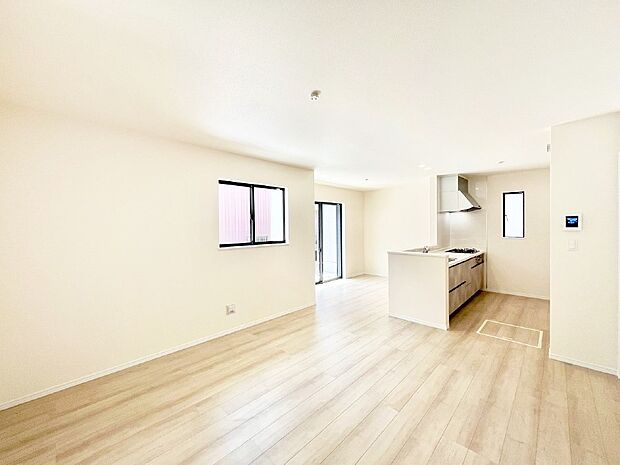 ナチュラルテイストの優しく柔らかい色使いのフローリングが素敵なリビングですね。