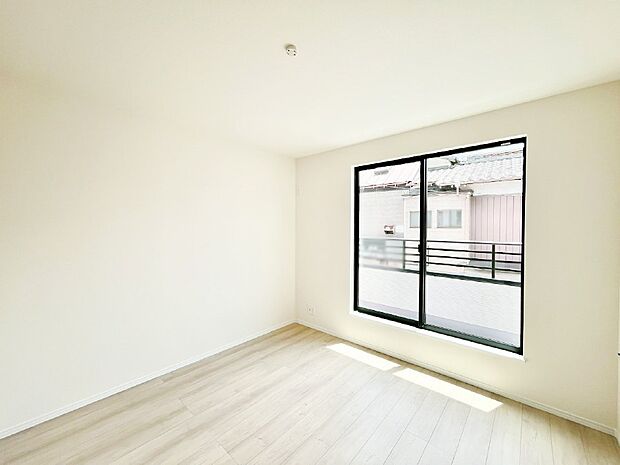 バルコニーに面しているので明るく快適なプライベートルーム