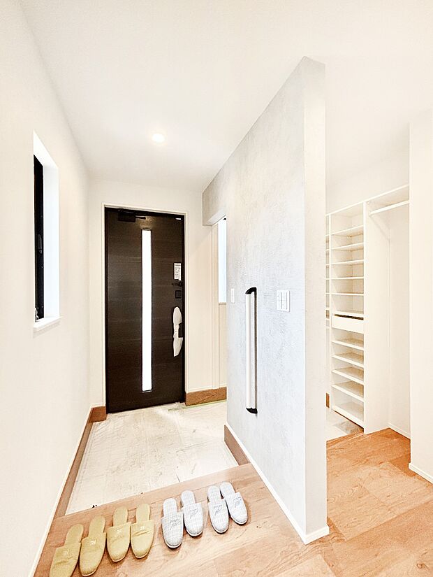 明るい陽光が入り込む玄関。ご家族の靴もスッキリ収納できる玄関収納付き！