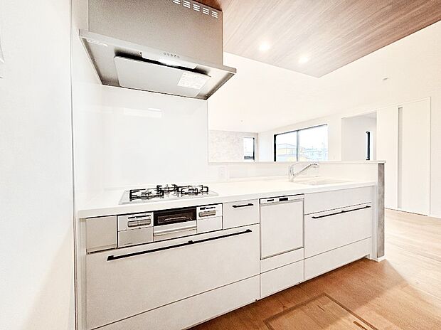 カウンター越しに楽しいおしゃべり。いつものお料理がもっと美味しくなりそうですね