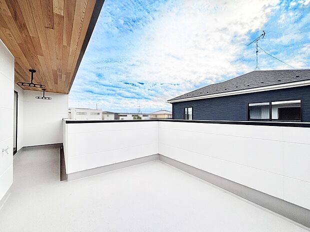 2部屋にまたがる広いバルコニー。晴れた日には洗濯物も気持ちよく干せそうですね。