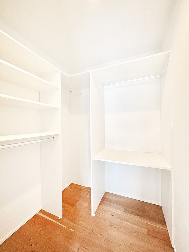 ウォークインクローゼット付きで生活空間を広く利用できます。